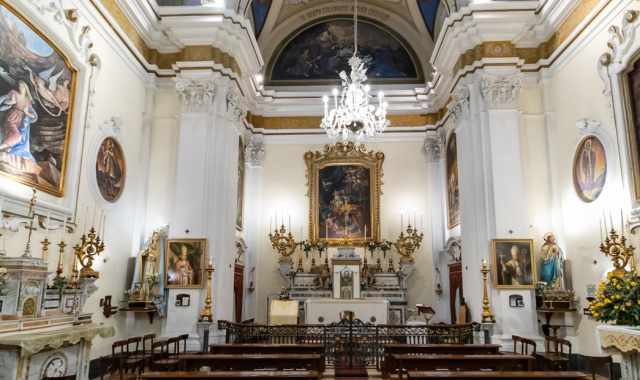 Altari nascosti, tele che si alzano, stanze sotterranee: San Giuseppe, la chiesa sorprendente